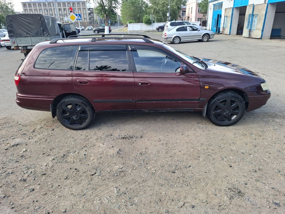 Продам машину Тойота Карина Е
