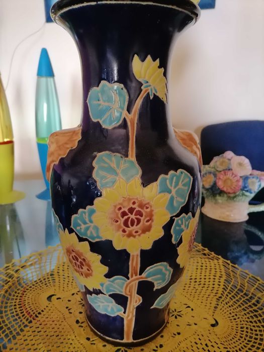 Керамична ваза със слънчогледи