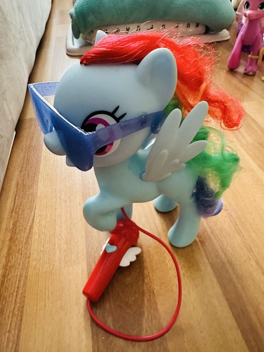 Poney care canta cu microfon