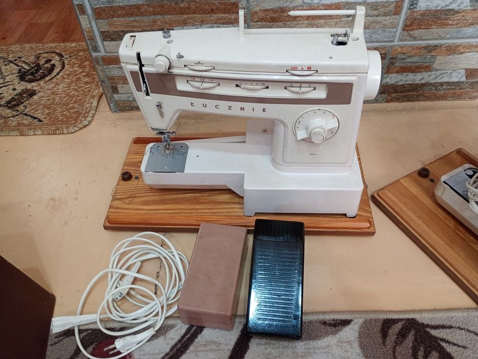 Продавам 2 бр.полски шевни машини ,,Лучник,,