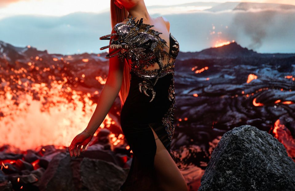 Бална рокля с дракон от камъни