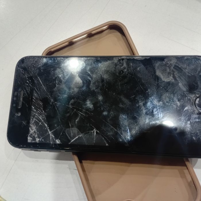 Айфон 7 в плачевном состоянии