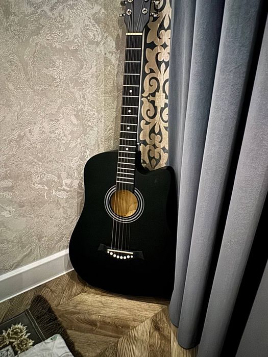Новая акустическая  гитара, yangi gitara sotiladi с гарантией.