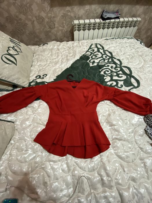 Красное кофточка