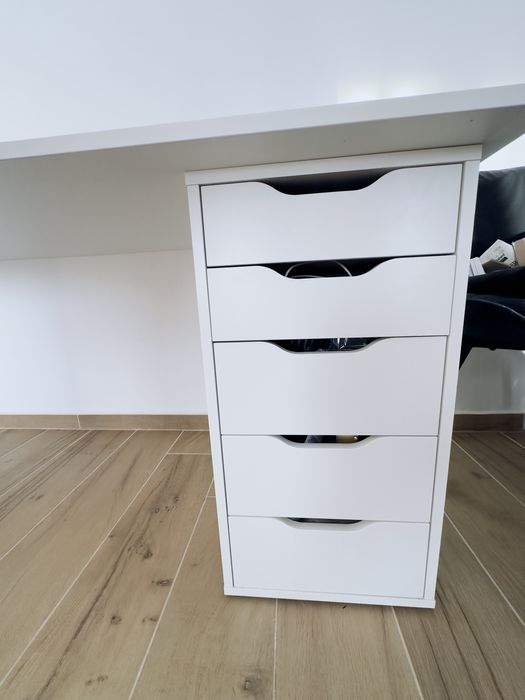 Birou alb cu sertare