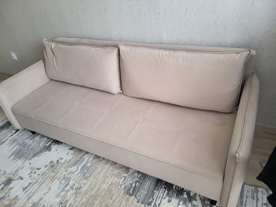 Продам диван светлый