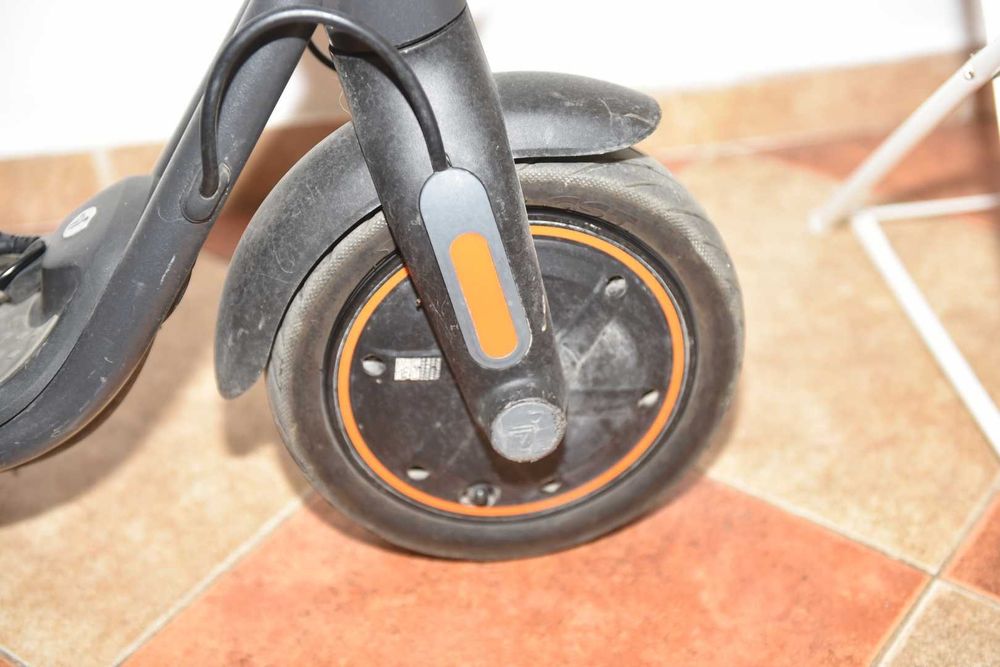 Продавам Segway-Ninebot F40I – с мигачи, гуми 10", отлично състояние