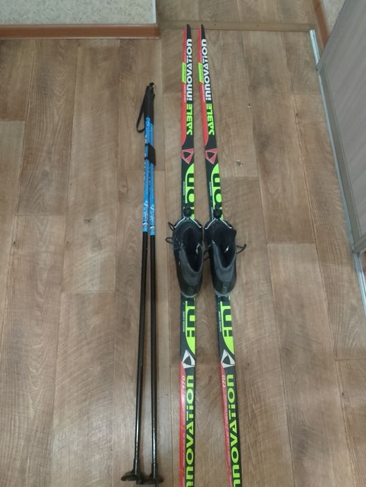 Продаются пластиковые лыжи.