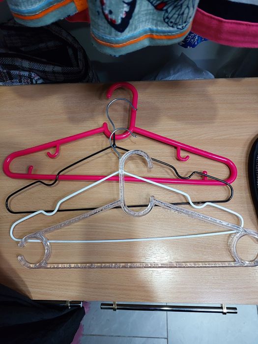 Продам вешалки  разные