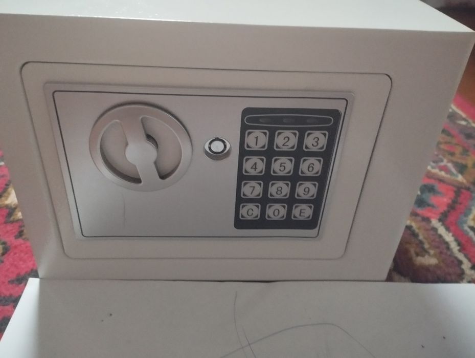 сейф.почти новый.350тысяч