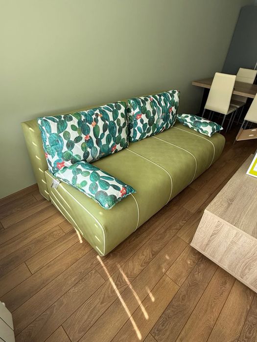 Продавам чисто нов диван с възглавниците 95 см широк 1.90 дължина