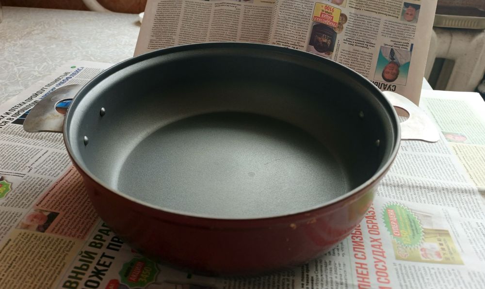 Кастрюля с тефлоновым покрытием