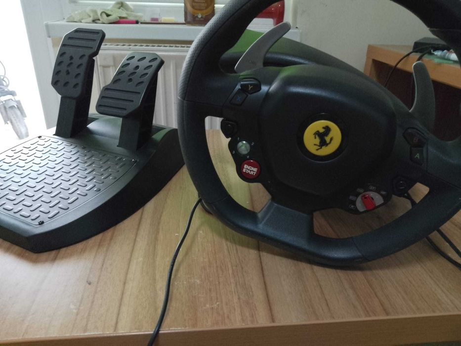 Volan Ferrari Racing Wheel pentru jocuri PC.