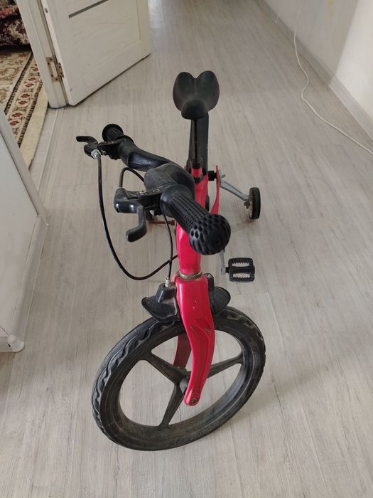 Детский велосипед красний