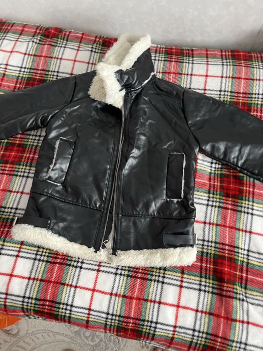 Продам куртку черного цвета на девочку