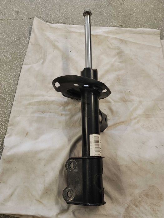 Продавам 1бр. преден ляв амортисьор за GLA200 W156