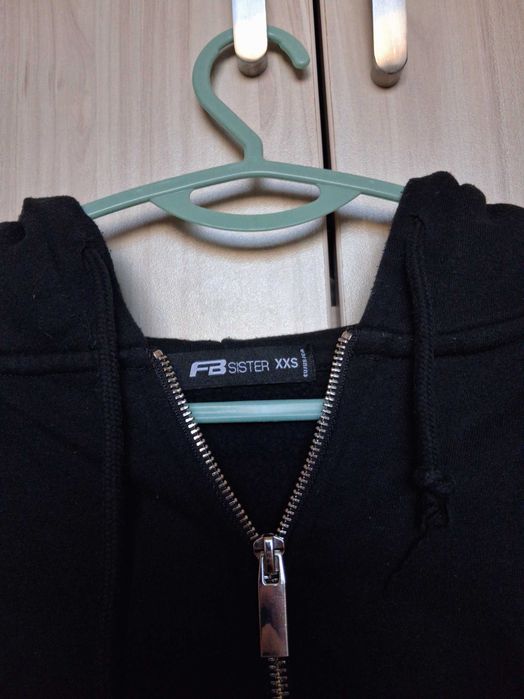 Черен суитшърт FB Sister с цип и качулка, размер XXS/XS oversize