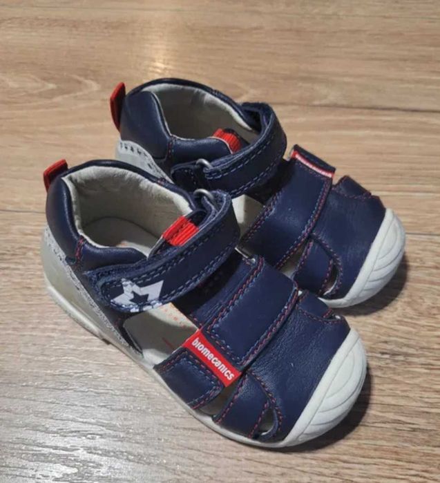 Papuci Biomecanics si Adidas