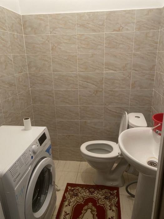 1 қыз керек квартираға