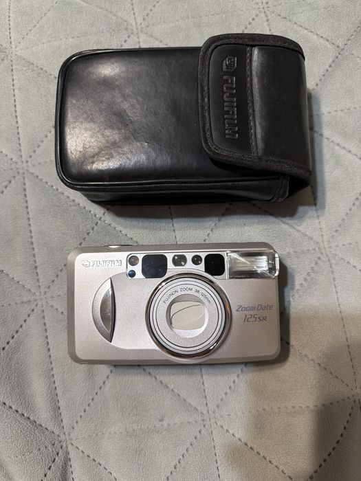 Se vinde aparat foto FujiFilm Zoom Date 123SR