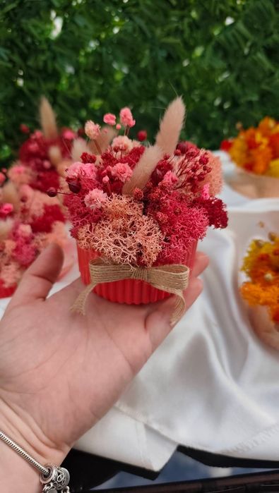 Букет с цветя от соев восък мартенички осми март