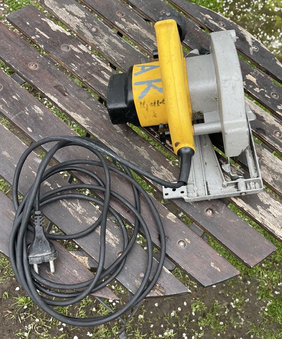 Circular de mană dewalt dwe 351 qs