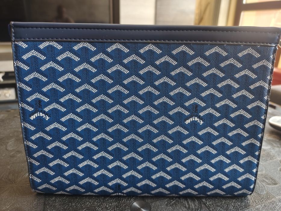 Мъжка чантичка тип бурсета на goyard