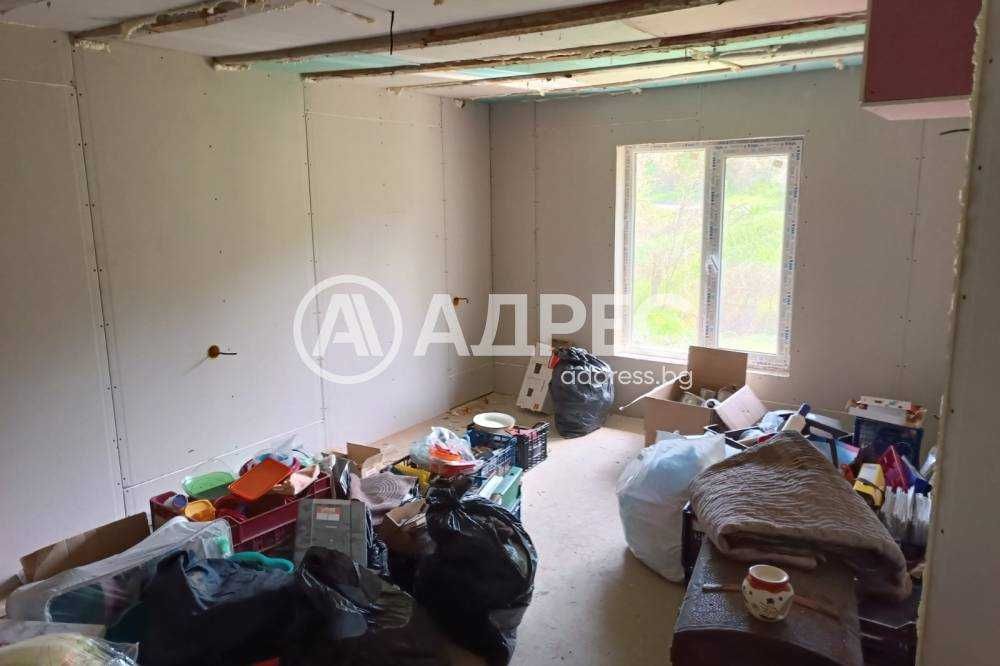 Къща на два етажа в с. Топчии