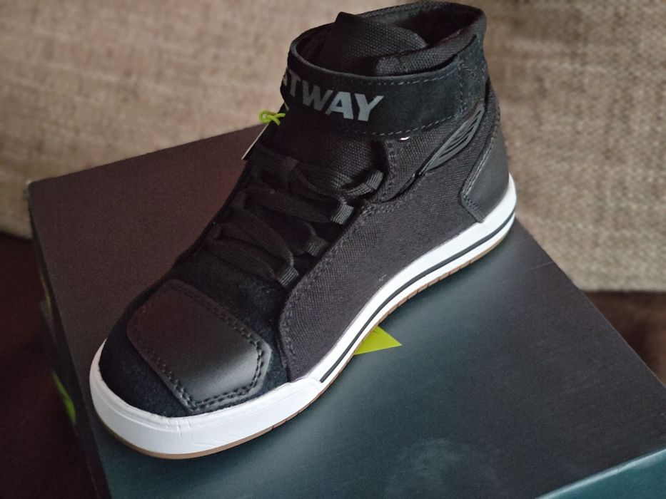 Vând adidași moto casual 38