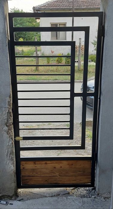 Дворна врата от желязо и дърво