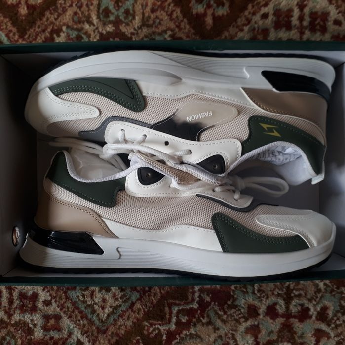 Кроссовки новые. Размер 42. Бағасы 7000