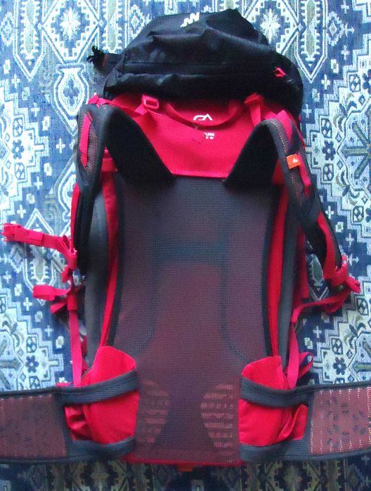 Раници - 2 броя - туристическа и велурена(кадифе)