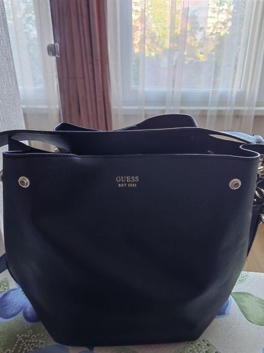 Дамска чанта Guess.