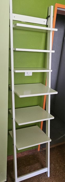 стенен стелаж за различни неща