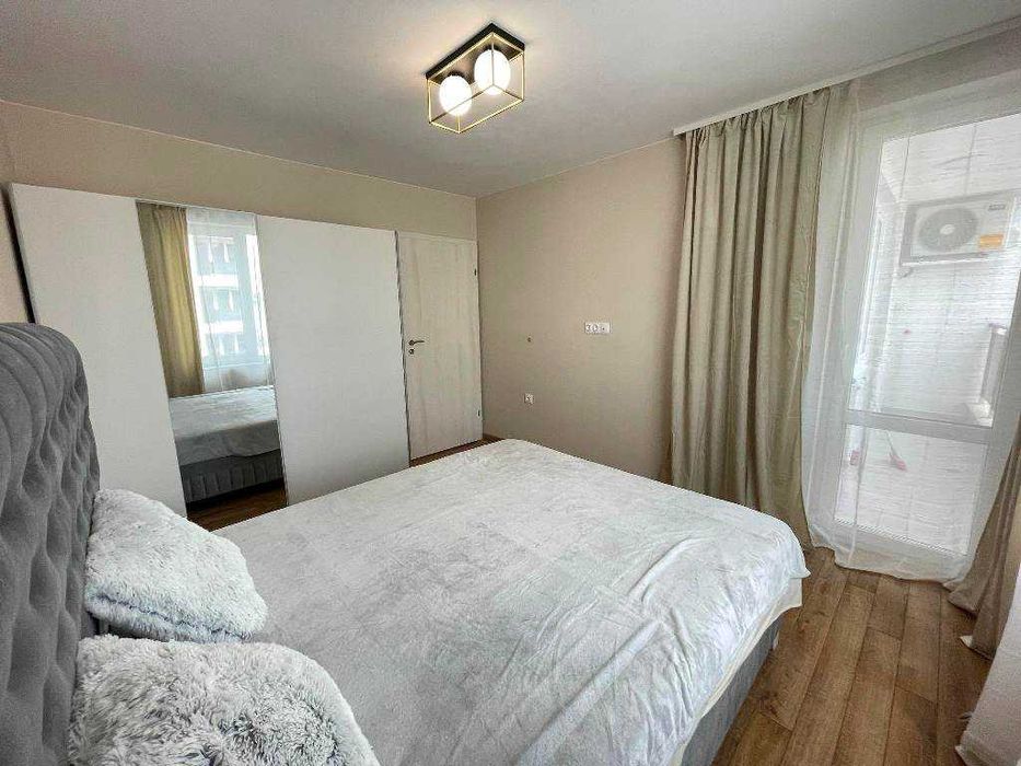 Двустаен обзаведен апартамент с две покрити паркоместа