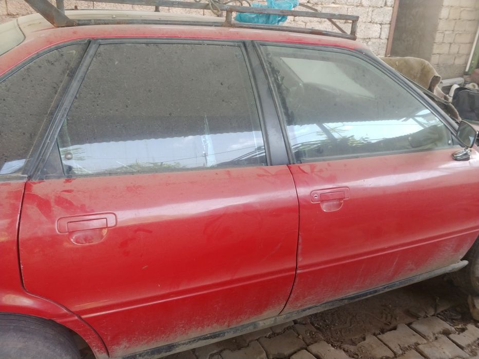 На запчасти Ауди 80 б3 имеется газ балон