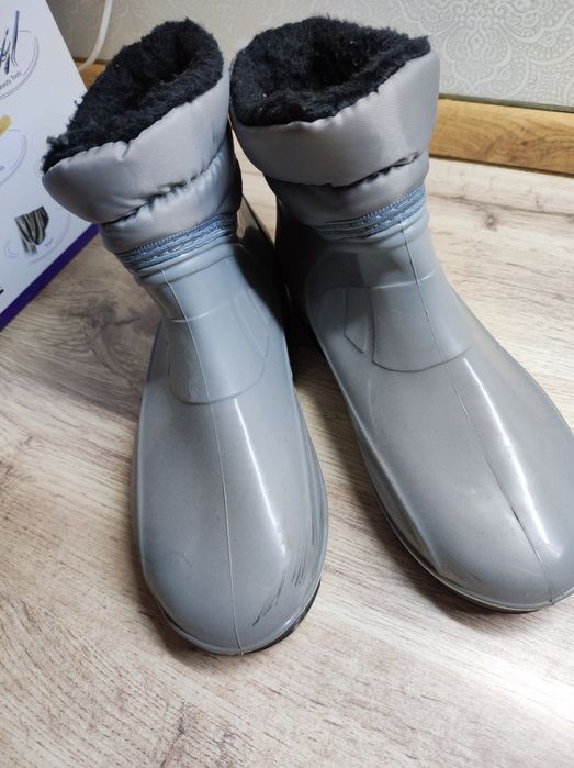 2000тг Резиновые ботинки сапожки с утеплителем