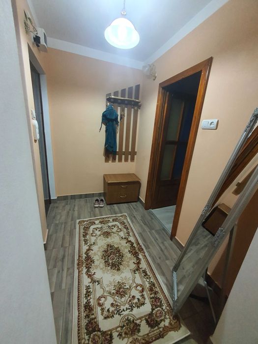 Închiriez apartament 2 camere + living ( transformat), cartier Rogerius