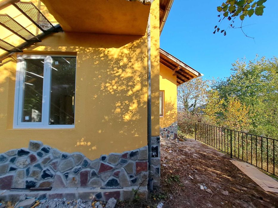 Уютна планинска вила  с голям двор в живописното село Лесидрен, перфектна за отдих
