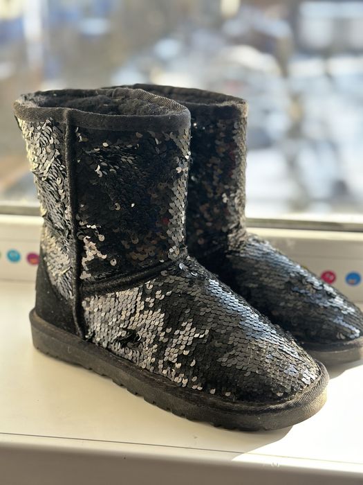 Продам угги новые