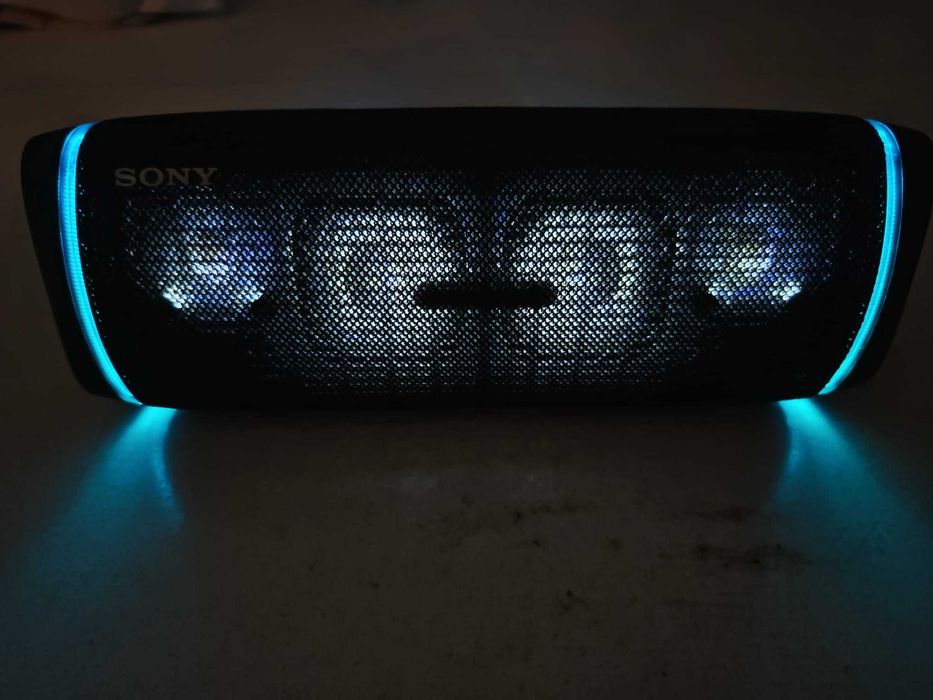 Vând boxa portabila Sony cu joc de lumini