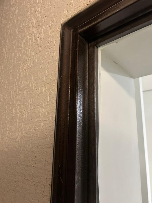 Продам металлическую дверь