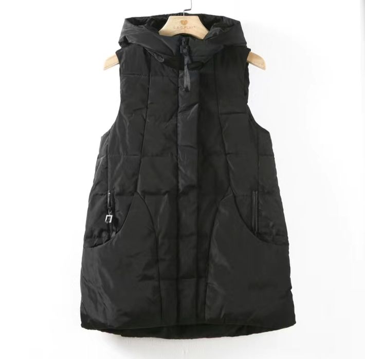 Продам симпатичную безрукавку с капюшоном