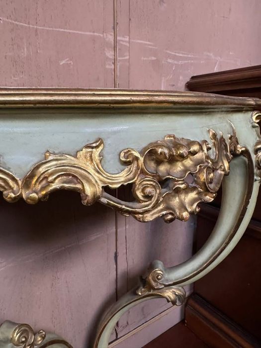 Consolă decorativă stil clasic / baroc  Consolă elegantă realizată din lemn masiv, cu finisaj patinat verde deschis