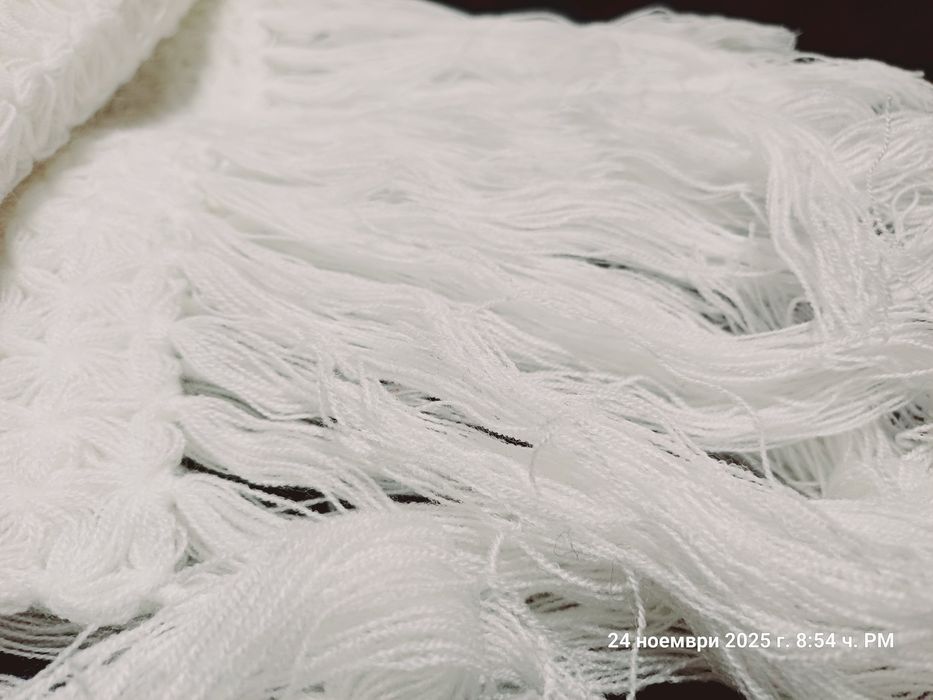 Широк плетен и плътен бял шал