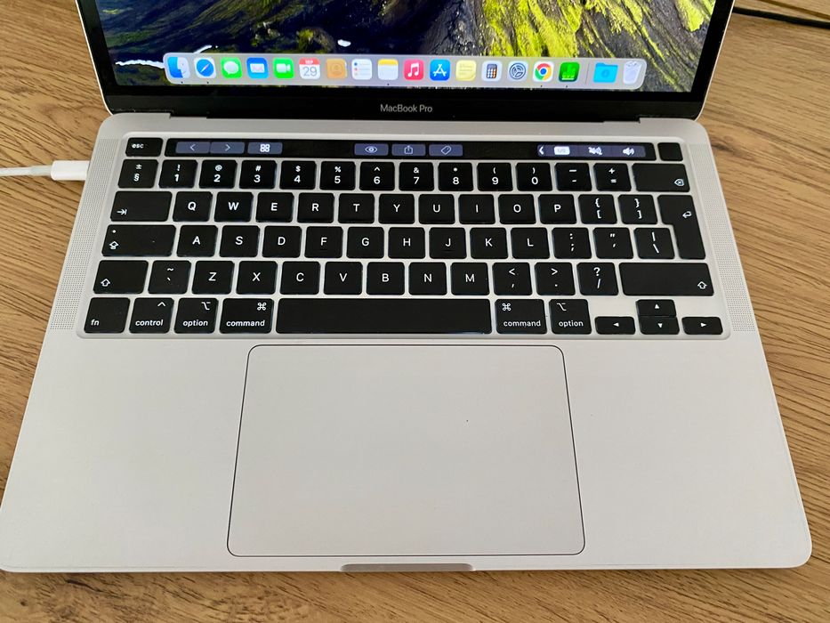 Macbook Pro 13 inch 2020 touch bar, 8gb ram, intel i5, 256gb