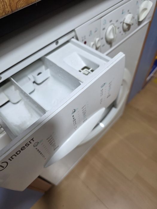 Продаю  стиральную машину Indesit