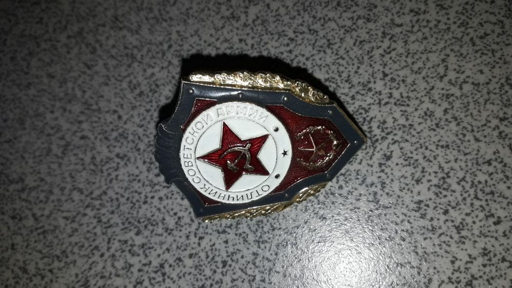 Значок " отличник советской армии " состояние идеальное - без царапин