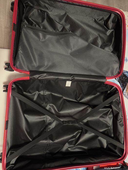 Чисто нов голям червен куфар