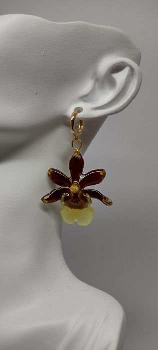 Обеци с естествен цвят на мини орхидея. Цветче с размери 3,5/4 см. 
Вн